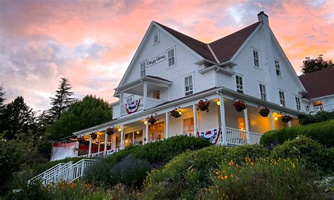 Orcas hotel - Pebble Cove Farm Inn and Animal Sanctuary, Outlook Inn on Orcas Island, and Rosario Resort & Spa received great reviews from travellers looking for a romantic hotel in Orcas Island. See the full list: Romantic Hotels Orcas Island.